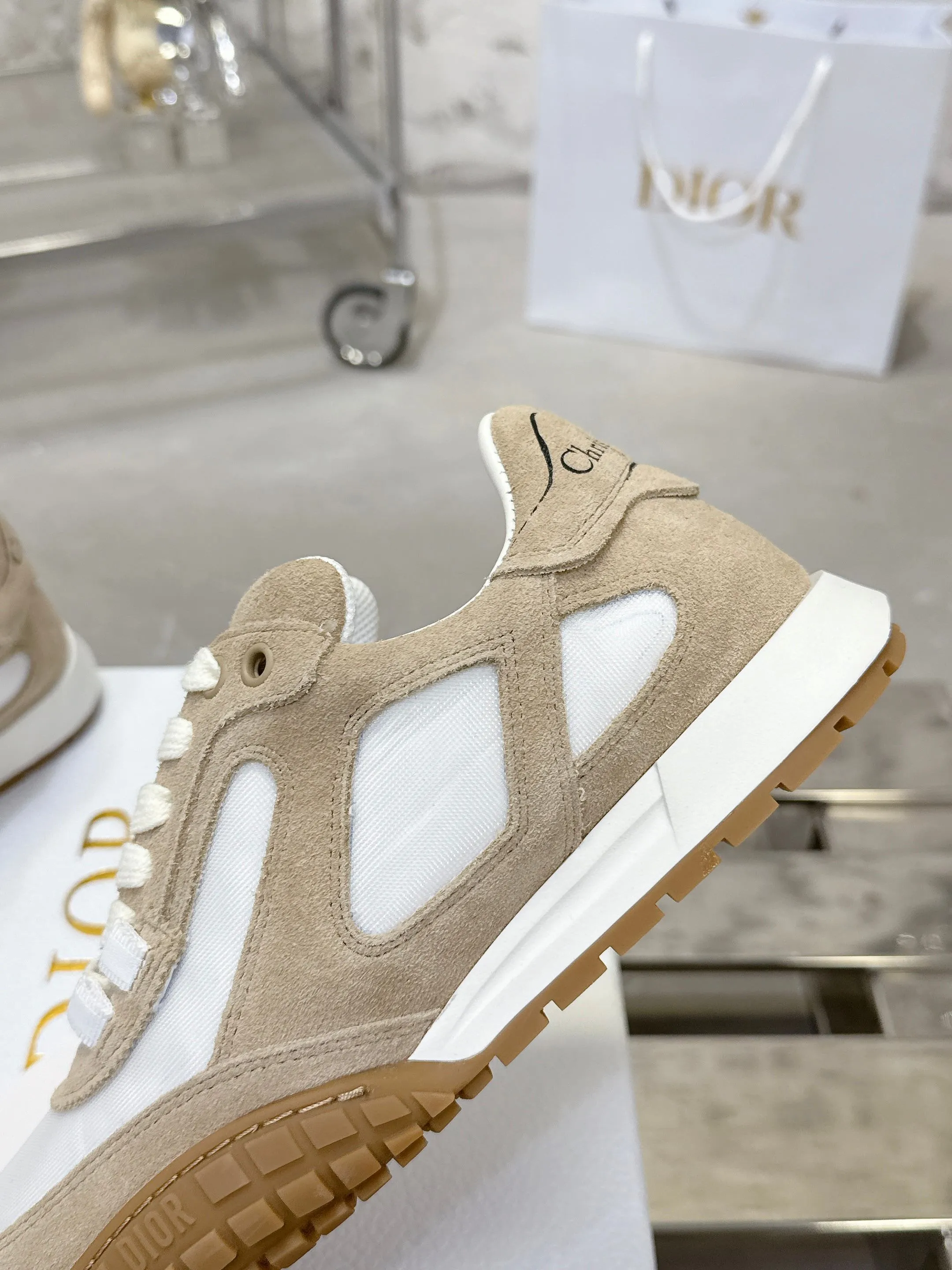 Factory price 640💰 Top version! ! ! Dior Tech sneakers Dior Tech is newly launched, with exquisite color matching and autumn and winter atmosphere. This Dior Tech sneaker is a new product in the 2026 early spring ready-to-wear series. It is equipped with fashionable details and highlights the retro aesthetics. Made of calfskin and suede calfskin upper with transparent mesh side panels and ChristianDior Paris signature on the heel and tongue. A textured, tonal Dior signature sole adds couture style. Upper material: Textile, cowhide split leather, cowhide leather with Christian Dior Paris logo on the heel and tongue Textured Dior logo rubber sole embellished with Christian Dior's lucky star symbol! Size 35-46 (40 for women, 41 for men, 38.45.46, custom made and non-refundable)
